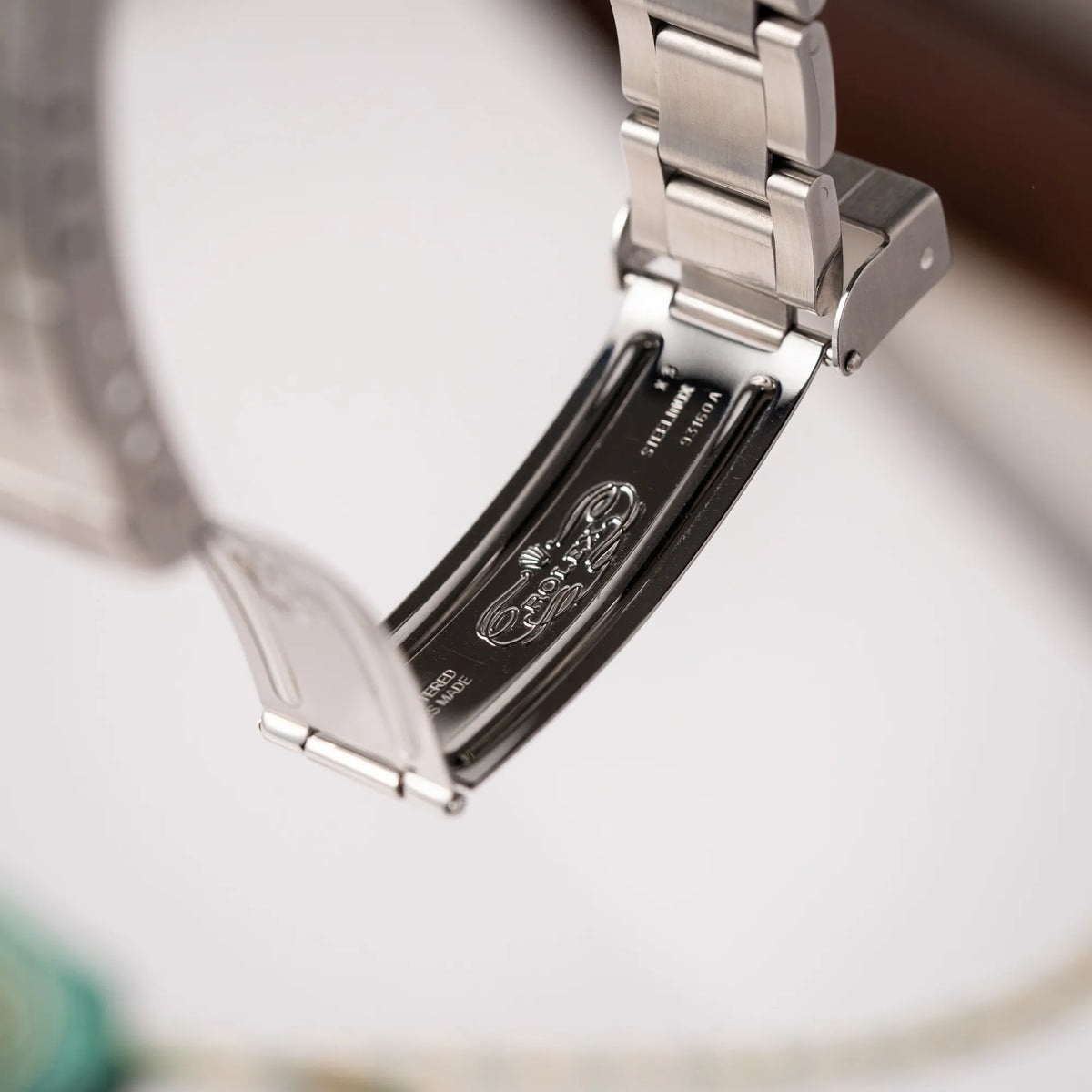 Klassisches Rex Logo im Inneren der Schliesse von der Rolex Sea-Dweller 4000 der Referenz 16600 mit schwarzem Blatt und schwarzer Aluminium-Lünettel