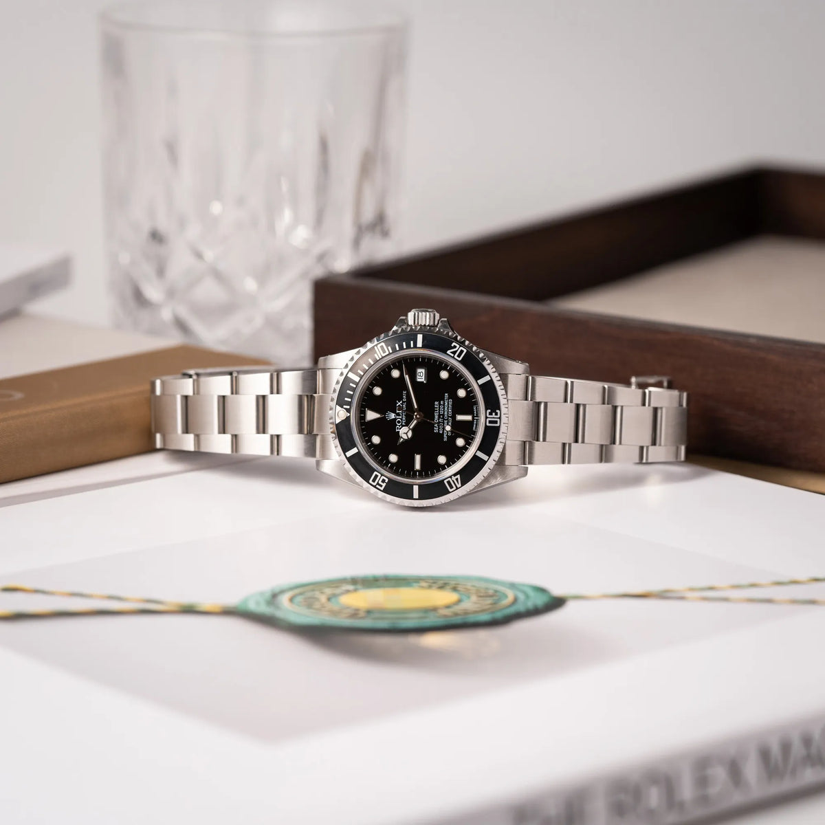 Produktfoto Rolex Sea-Dweller 4000 der Referenz 16600 mit schwarzem Blatt und schwarzer Aluminium-Lünette
