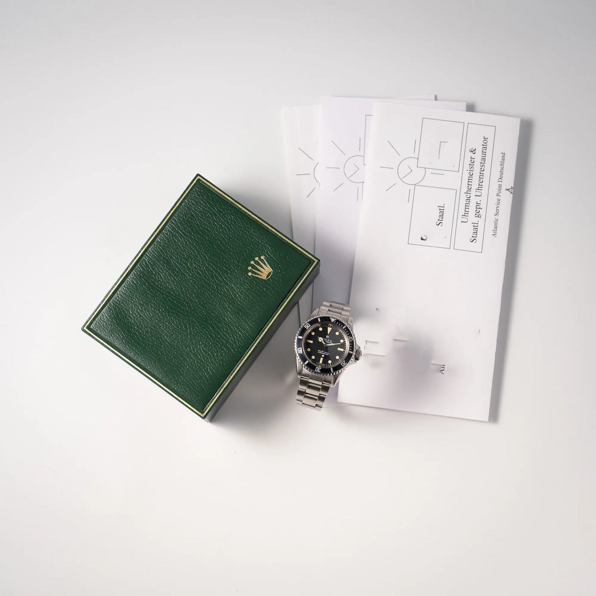 Lieferumfang zu der Rolex Submariner No Date MKII mit Serif Zifferblatt der Referenz 5513 aus 1970 mit gleichmäßiger Patina, bestehnd aus Box und 3 Servicebelegen