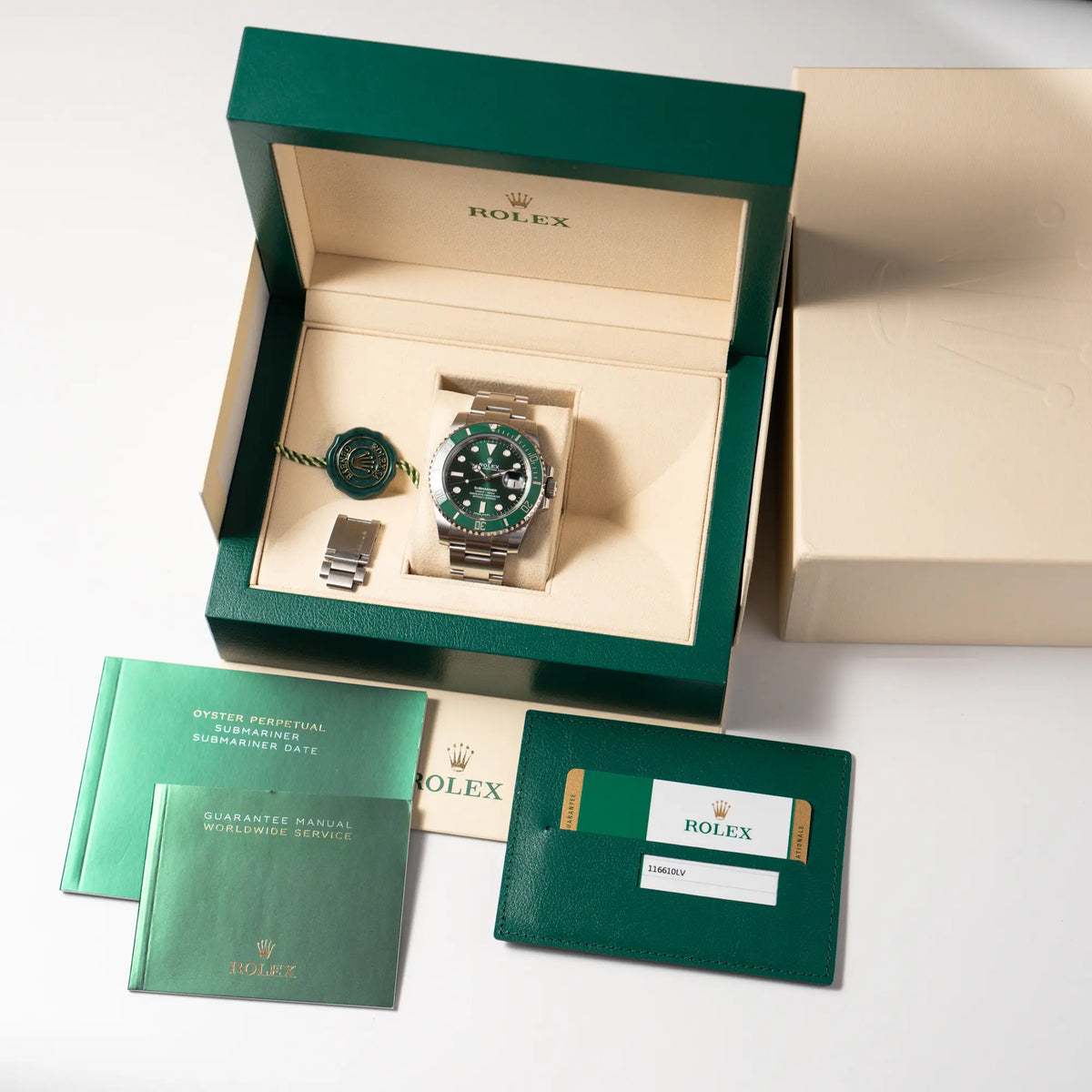 Rolex Submariner Date 116610LV "Hulk" mit grünem Zifferblatt und grüner Keramik-Lünette zusammen mit dem Lieferumfang, bestehend aus originaler Box mit Umkarton, Booklets, Hangtag und originaler Garantiekarte (Papiere)