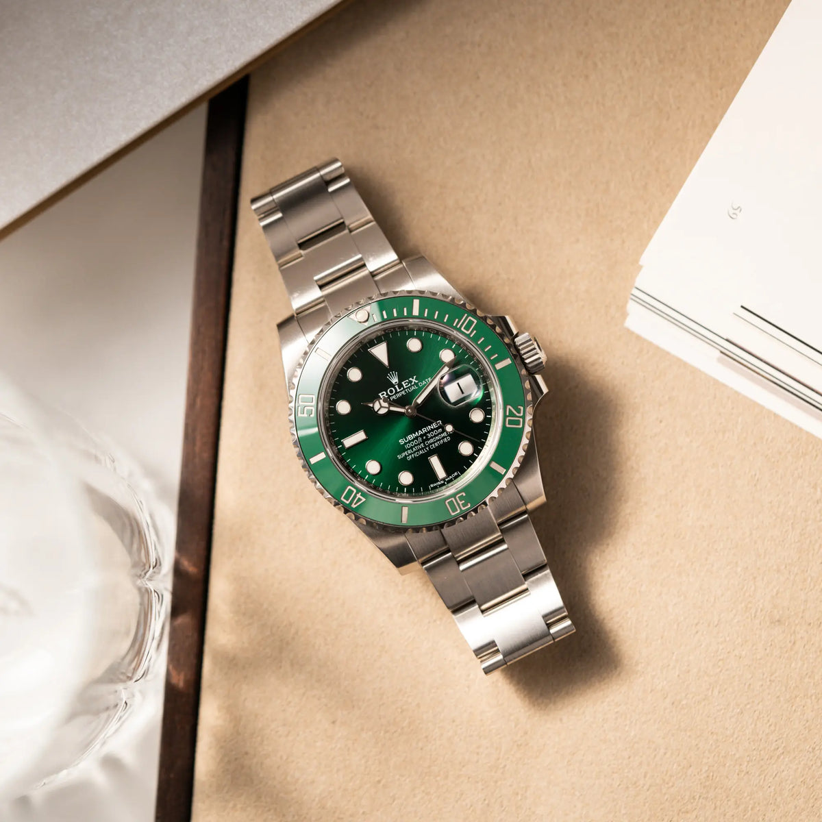 Produktfotografie als Titelbild für die Rolex Submariner Date 116610LV "Hulk" mit grünem Zifferblatt und grüner Keramik-Lünette