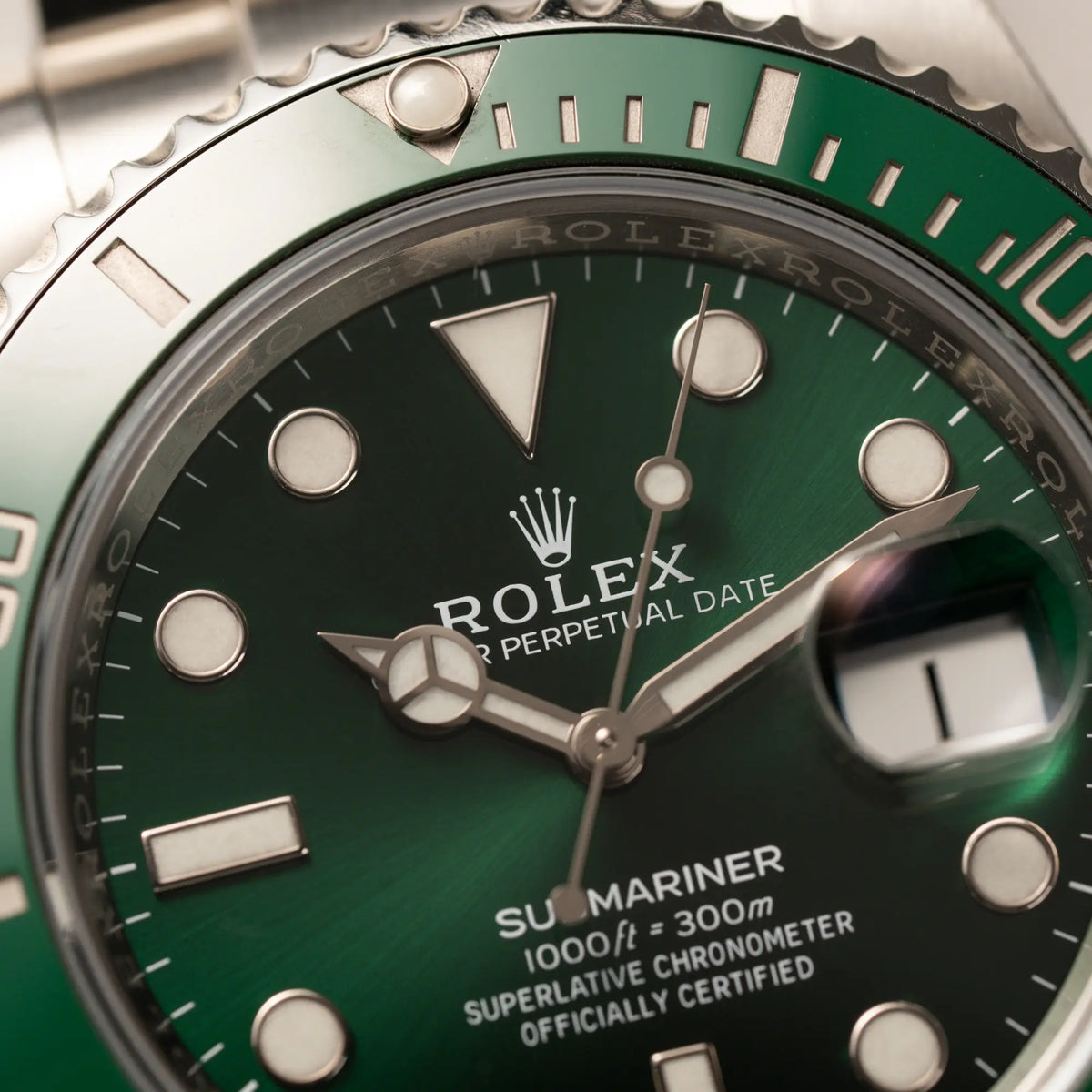 Makroaufnahme der Rolex Submariner Date 116610LV "Hulk" mit grünem Zifferblatt und grüner Keramik-Lünette
