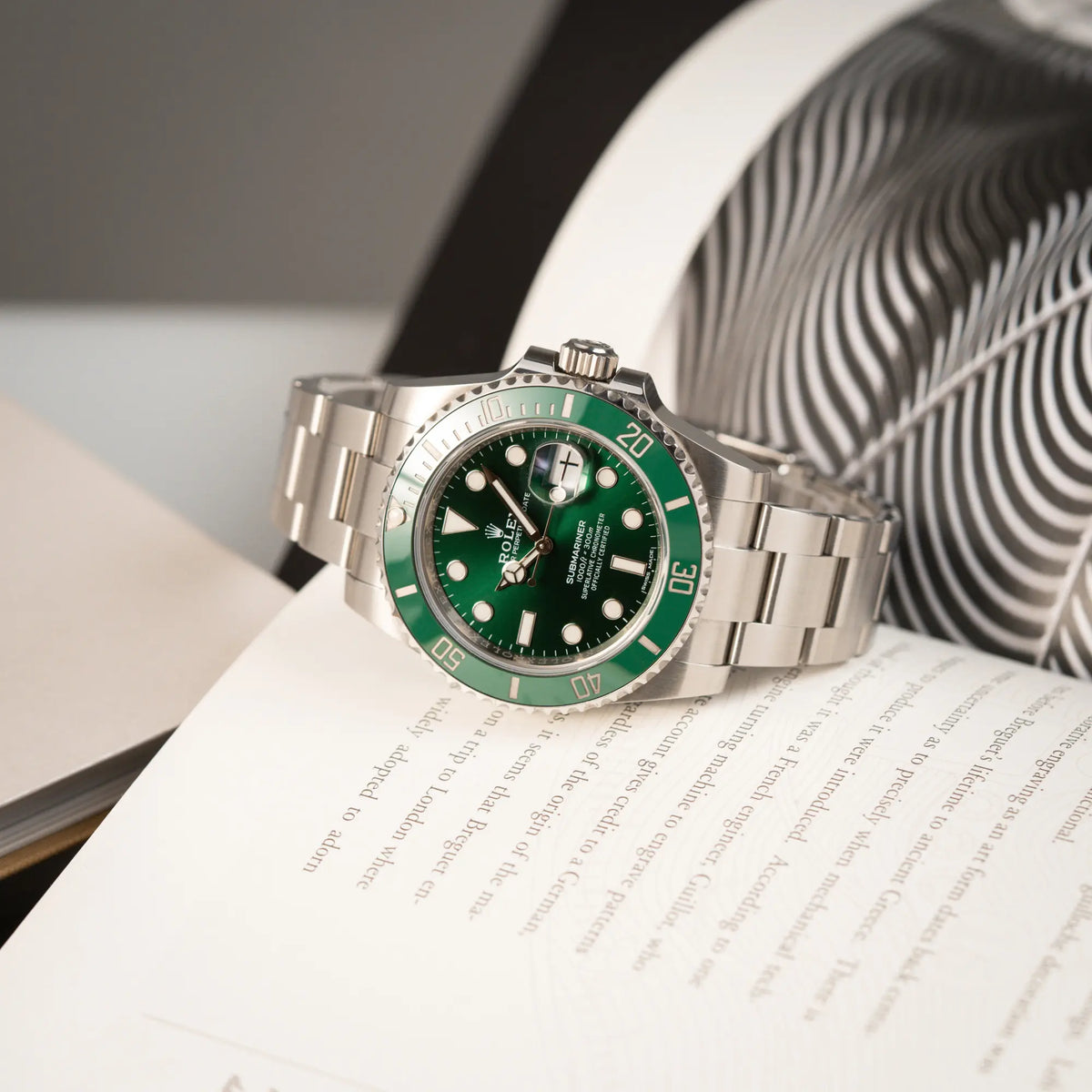 Produktfoto der Rolex Submariner Date 116610LV "Hulk" mit grünem Zifferblatt und grüner Keramik-Lünette