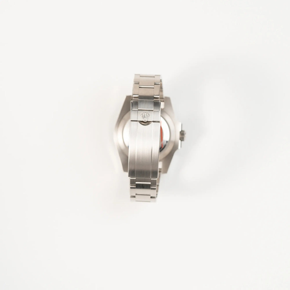 Blick auf die Oyster-Stahl-Faltschliesse der Rolex Submariner Date 116610LV "Hulk" mit grünem Zifferblatt und grüner Keramik-Lünette