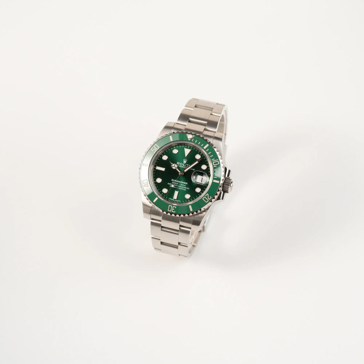 Leicht schräge Ansicht der Rolex Submariner Date 116610LV "Hulk" mit grünem Zifferblatt und grüner Keramik-Lünette