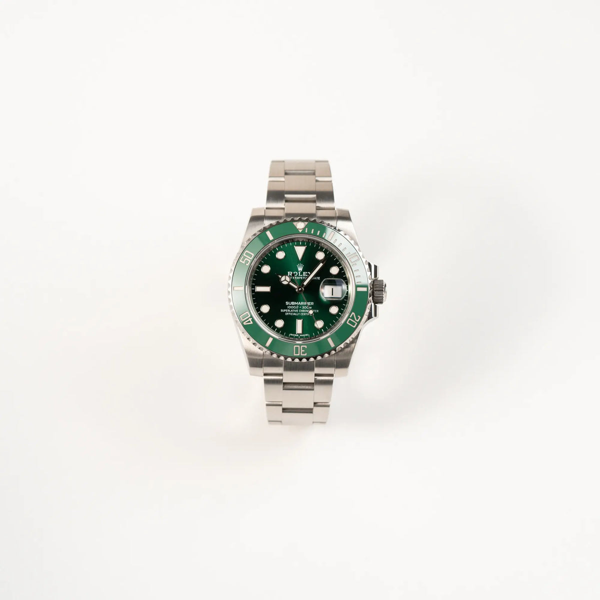 Frontale Ansicht der Rolex Submariner Date 116610LV "Hulk" mit grünem Zifferblatt und grüner Keramik-Lünette