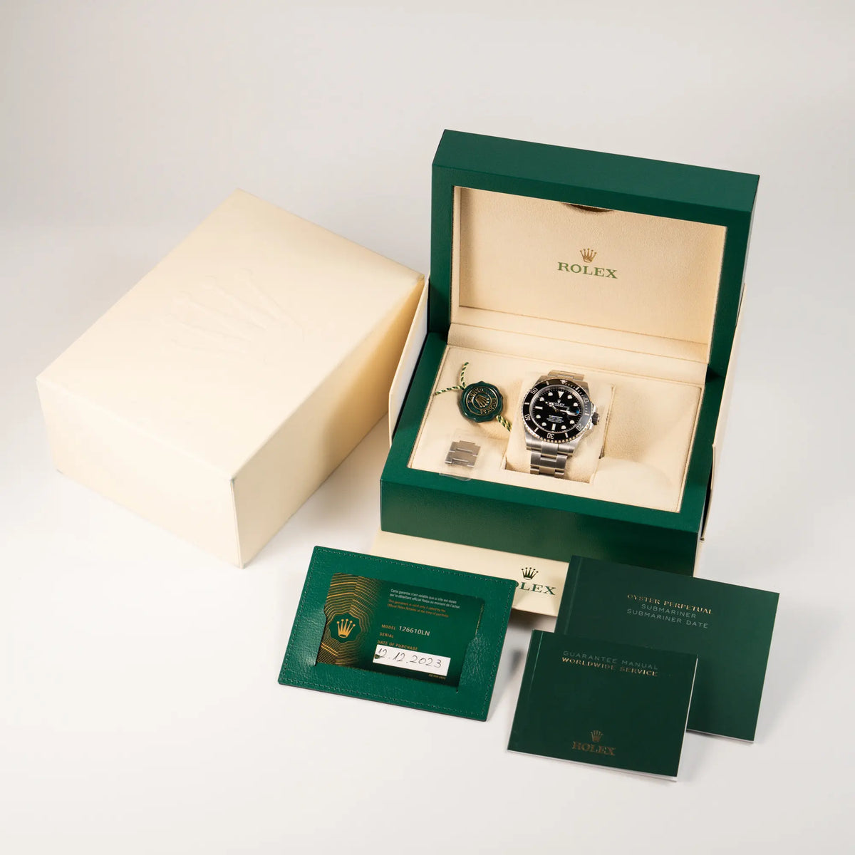 Lieferumfang der Rolex Submariner Date in schwarz mit Keramik-Lünette am Oyster-Stahlband aus 2023 mit dem 41mm-Oyster-Gehäuse, bestehend aus Box mit Umkarton, Garantiekarte, Booklets und Hangtag