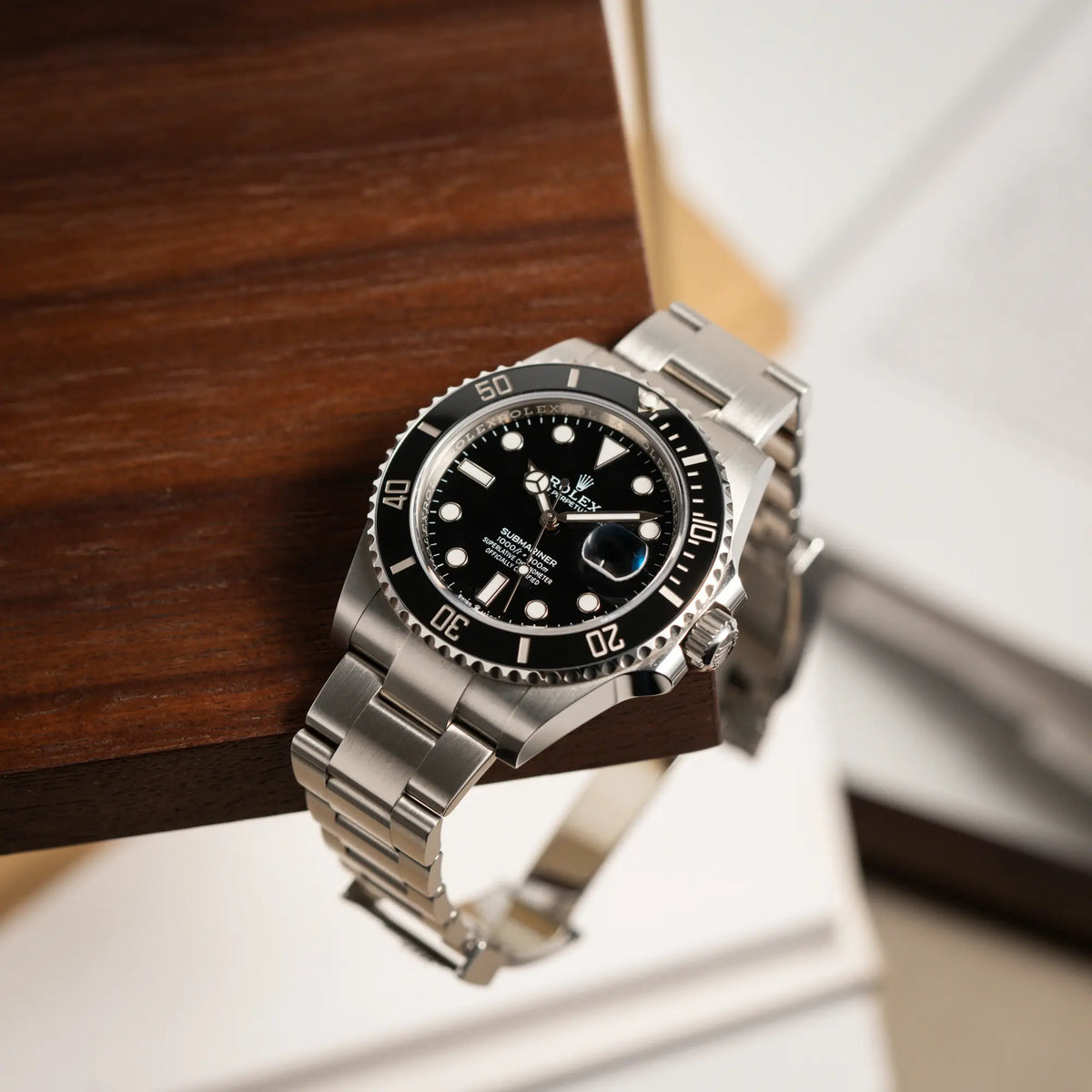 Produktfotografie der Rolex Submariner Date in schwarz mit Keramik-Lünette am Oyster-Stahlband aus 2023 mit dem 41mm-Oyster-Gehäuse zeigt den Zustand des unteren Bandanstoßes