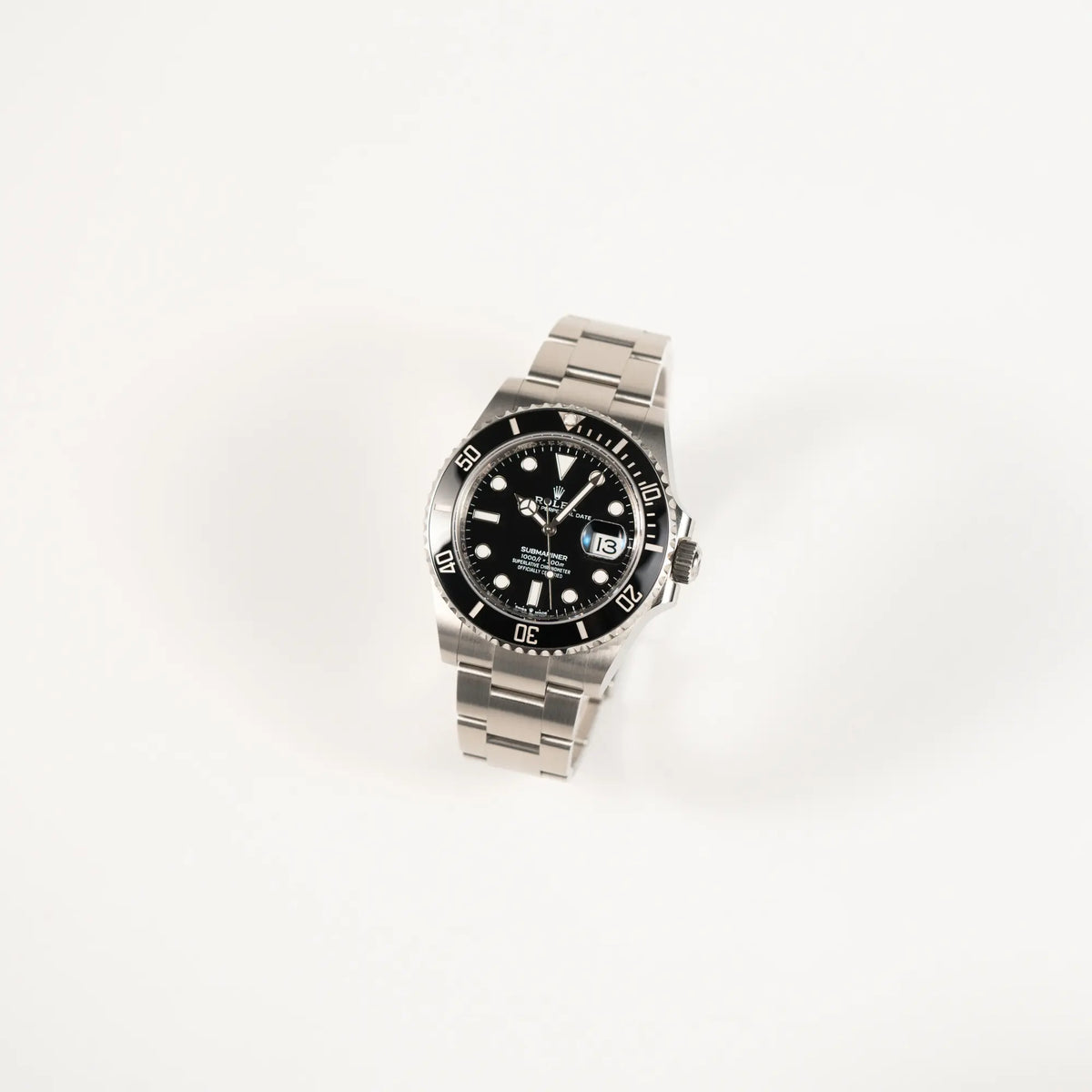 Leicht schräge Ansicht der Rolex Submariner Date in schwarz mit Keramik-Lünette am Oyster-Stahlband aus 2023 mit dem 41mm-Oyster-Gehäuse