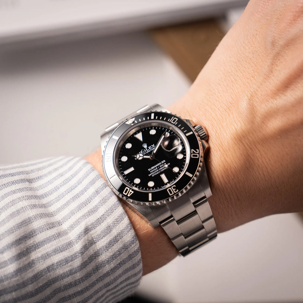 Wristshot mit der schwarzen Rolex Submariner Date 126610LN am Oyster-Stahlband