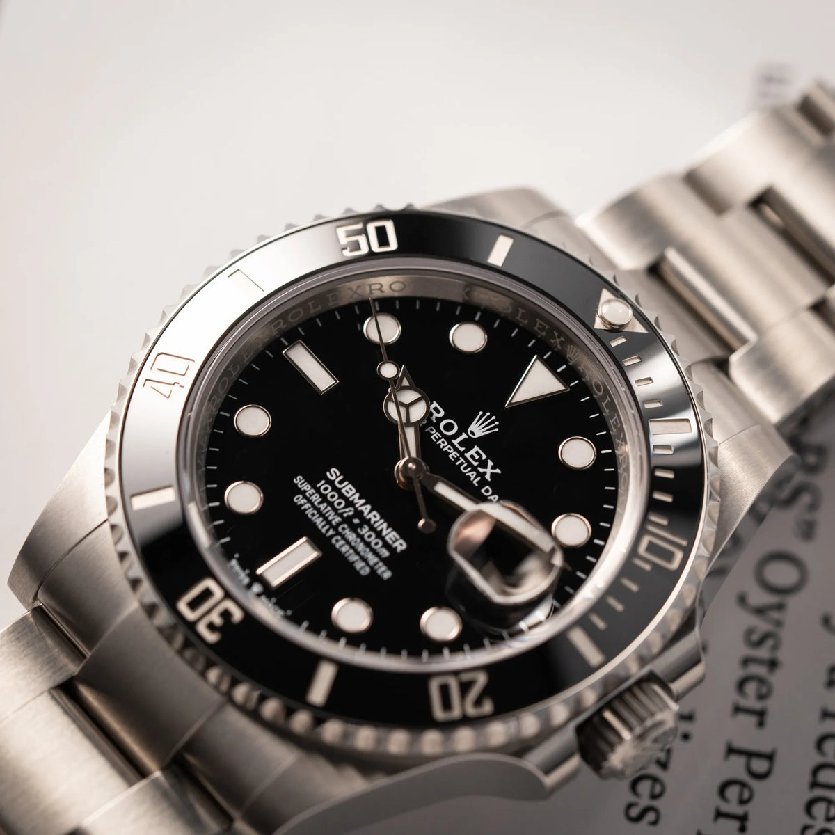 Produktfotografie als Titelbild für die schwarze Rolex Submariner Date 126610LN am Oyster-Stahlband