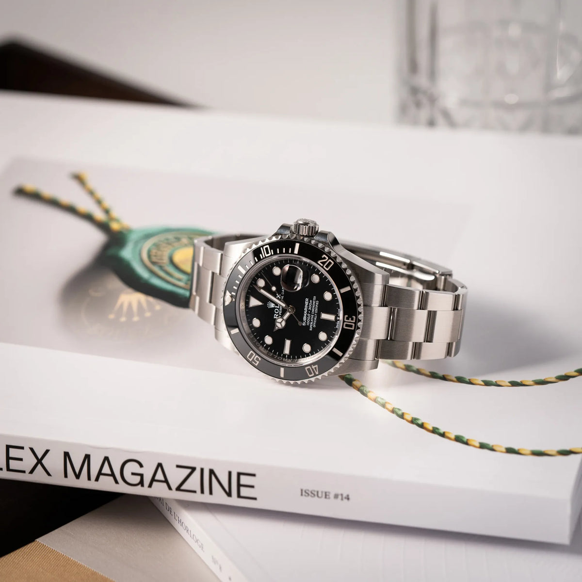 Rolex Submariner Date 126610LN am Oyster-Stahlband im Neuzustand aus 2024 liegt auf einem Rolex Magazin