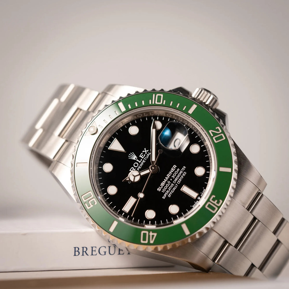 Produktfotografie als Titelbild für die Rolex Submariner Date 126610LV, Nickname "Starbucks", mit schwarzem Zifferblatt und grüner Keramik-Lünette in der MK2-Ausführung am Oyster-Stahl-Band
