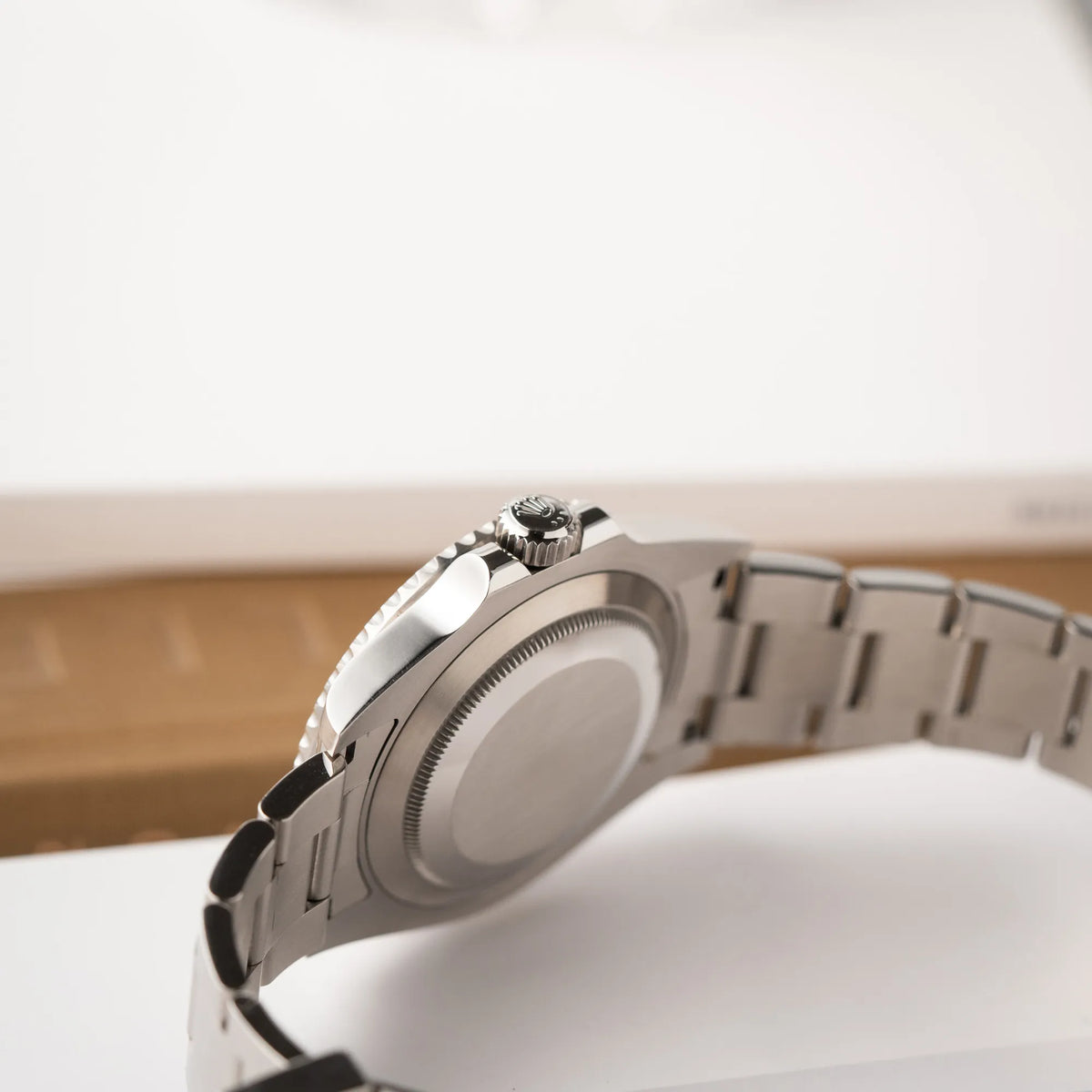 Blick auf die seitliche Gehäuseflanke mit Aufzugskrone von der Rolex Submariner Date 126610LV, Nickname "Starbucks", mit schwarzem Zifferblatt und grüner Keramik-Lünette in der MK2-Ausführung am Oyster-Stahl-Band