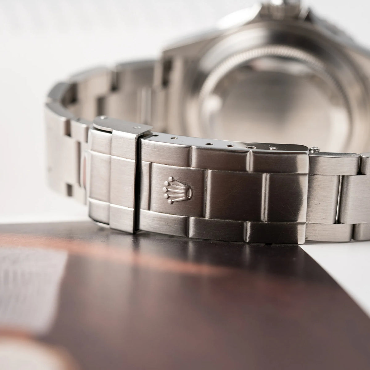 Detailaufnahme der geschlossenen Oyster-Faltschliesse mit Tauchersicherung von der Rolex Submariner Date 16610LV mit der grünen Aluminium-Lünetten-Einlage