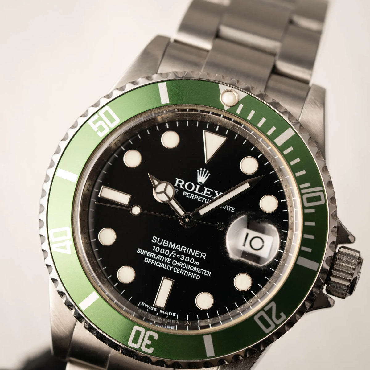 Uhrenkopf der Rolex Submariner Date 16610LV mit der grünen Aluminium-Lünetten-Einlage