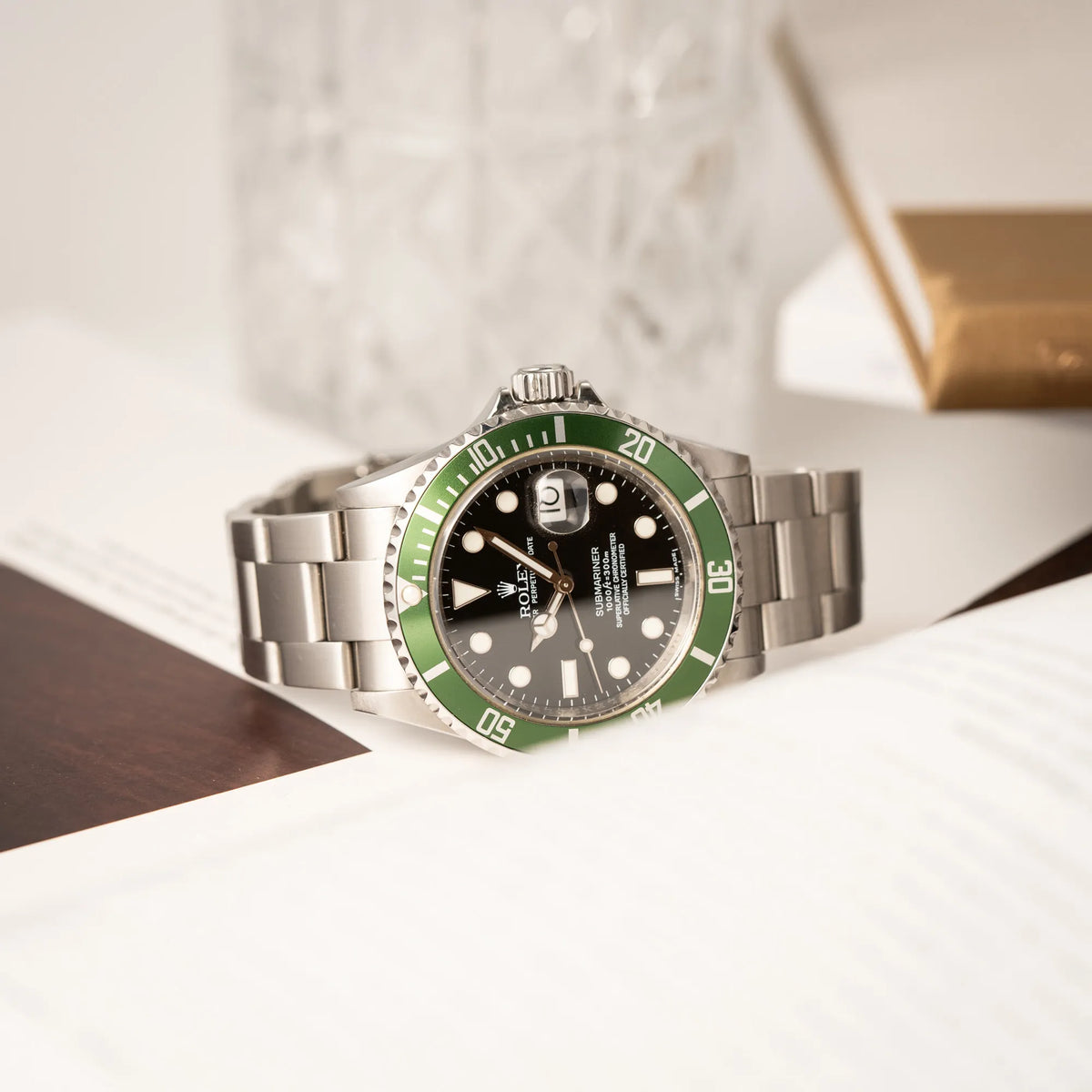 Produktfotografie als Titelbild für die Rolex Submariner Date 16610LV mit der grünen Aluminium-Lünetten-Einlage