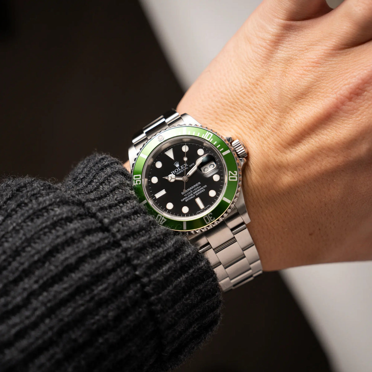 Wristshot mit der Rolex Submariner Date 16610LV aus 2007 mit schwarzem Zifferblatt und der grünen "Kermit" Aluminium-Lünetten-Einlage