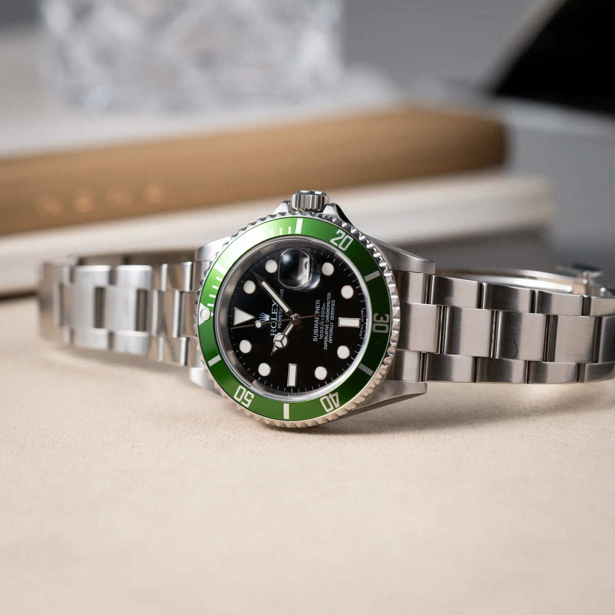 Produktfoto der Rolex Submariner Date 16610LV aus 2007 mit schwarzem Zifferblatt und der grünen "Kermit" Aluminium-Lünetten-Einlage