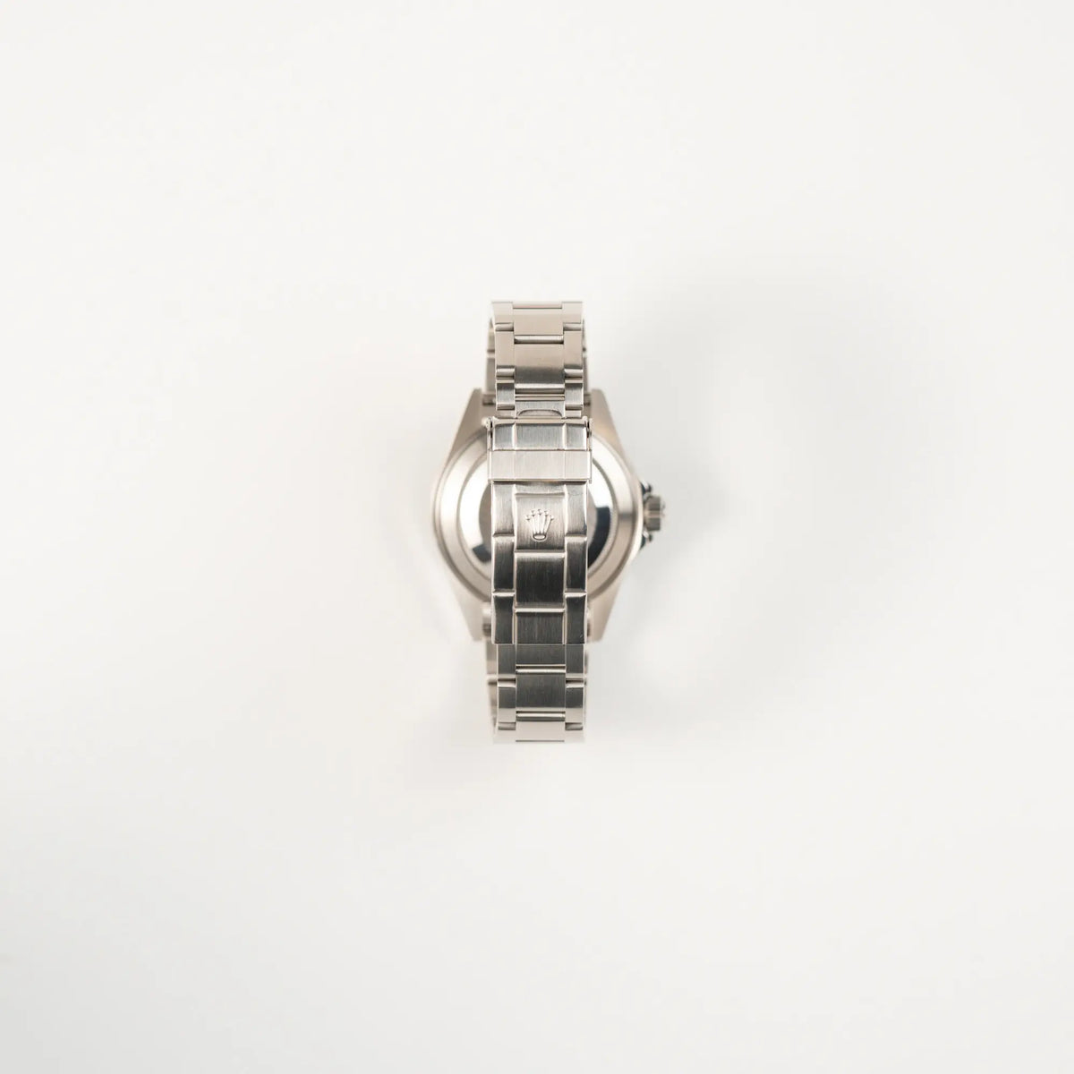 Blick auf das Oyster-Stahlband mit Oyster-Stahl-Faltschliesse der Rolex Submariner Date 16610LV aus 2007 mit schwarzem Zifferblatt und der grünen "Kermit" Aluminium-Lünetten-Einlage