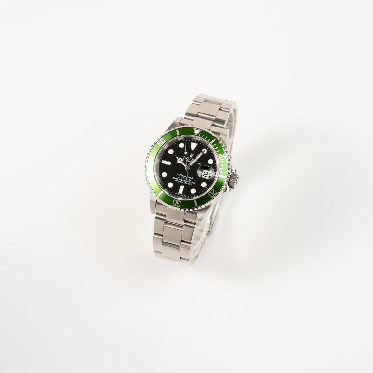 Leicht schräge Ansicht der Rolex Submariner Date 16610LV aus 2007 mit schwarzem Zifferblatt und der grünen "Kermit" Aluminium-Lünetten-Einlage