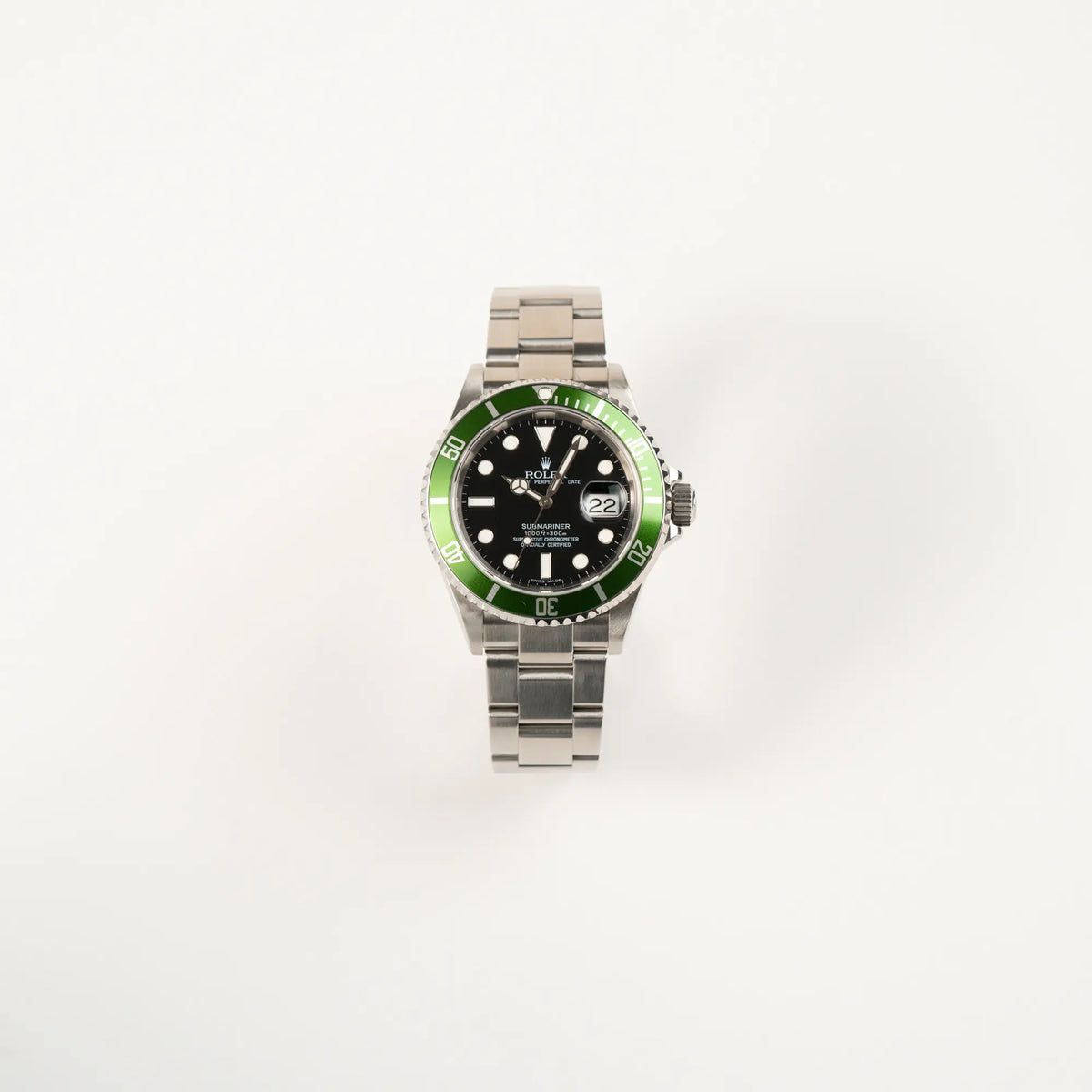 Frontale Ansicht der Rolex Submariner Date 16610LV aus 2007 mit schwarzem Zifferblatt und der grünen "Kermit" Aluminium-Lünetten-Einlage