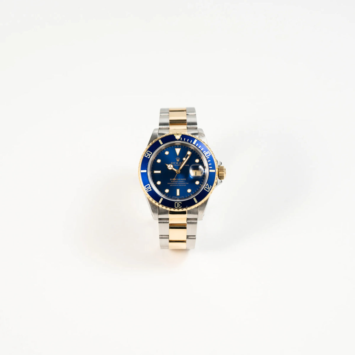 Frontale Ansicht der der bicolor Rolex Submariner Date der Referenz 16613 mit dem Spitznamen "Bluesy" in Stahl-Gold mit blauem Zifferblatt