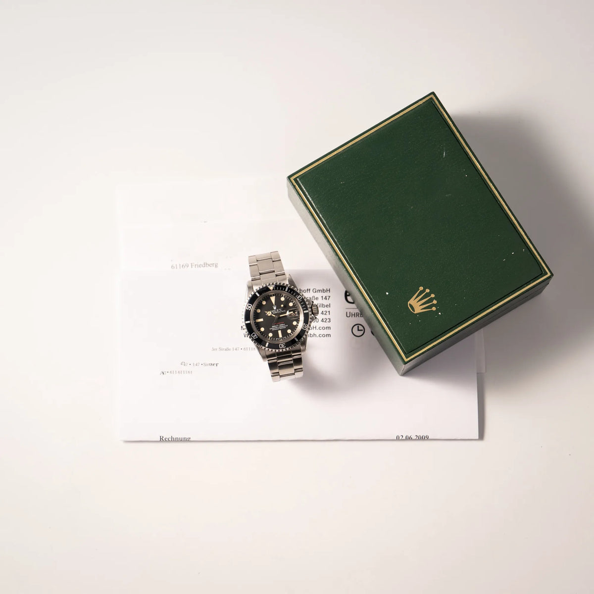 Lieferumfang zu der Rolex Submariner Date 1680 mit dem Submariner Red Schriftzug auf dem Mark V Zifferblatt mit schöner gleichmäßiger Patina bei den Zeigern und Indizes