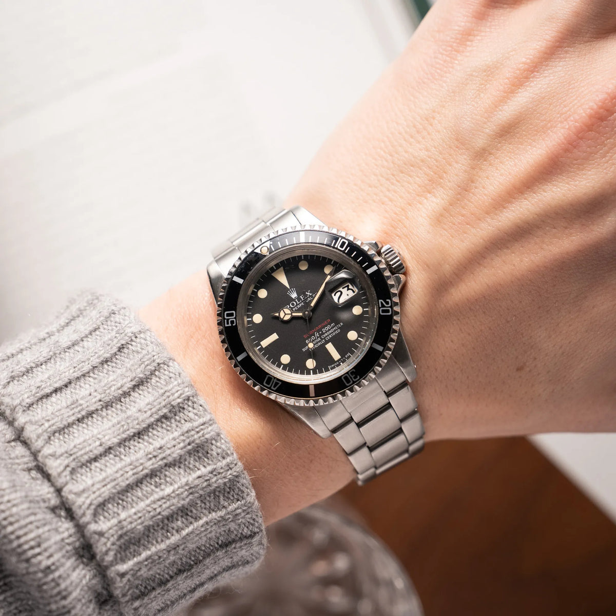 Wristshot mit der Rolex Submariner Date 1680 mit dem Submariner Red Schriftzug auf dem Mark V Zifferblatt mit schöner gleichmäßiger Patina bei den Zeigern und Indizes