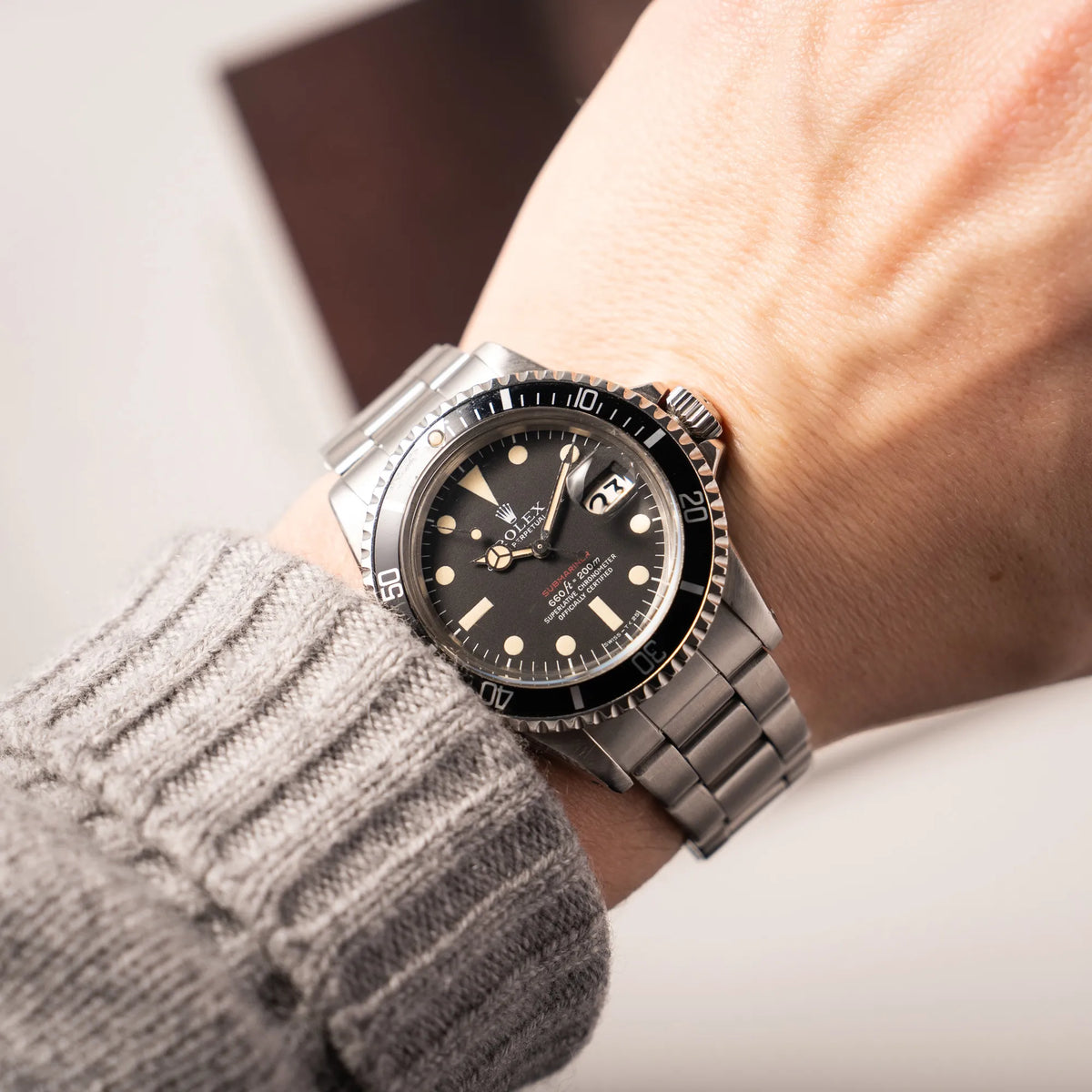Wristshot mit der Rolex Submariner Date 1680 mit dem Submariner Red Schriftzug auf dem Mark V Zifferblatt mit schöner gleichmäßiger Patina bei den Zeigern und Indizes