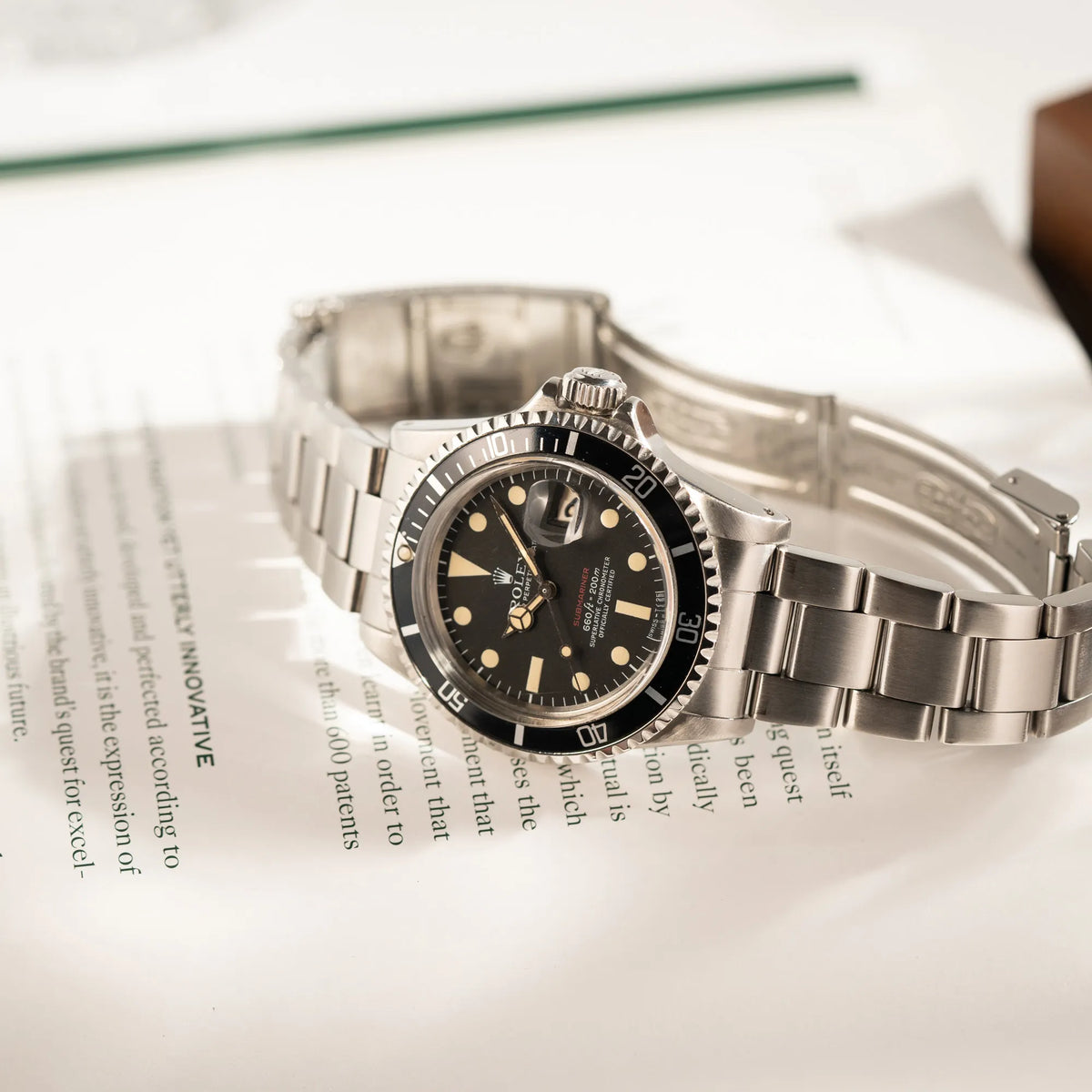 Produktfotografie der Rolex Submariner Date 1680 mit dem Submariner Red Schriftzug auf dem Mark V Zifferblatt mit schöner gleichmäßiger Patina bei den Zeigern und Indizes