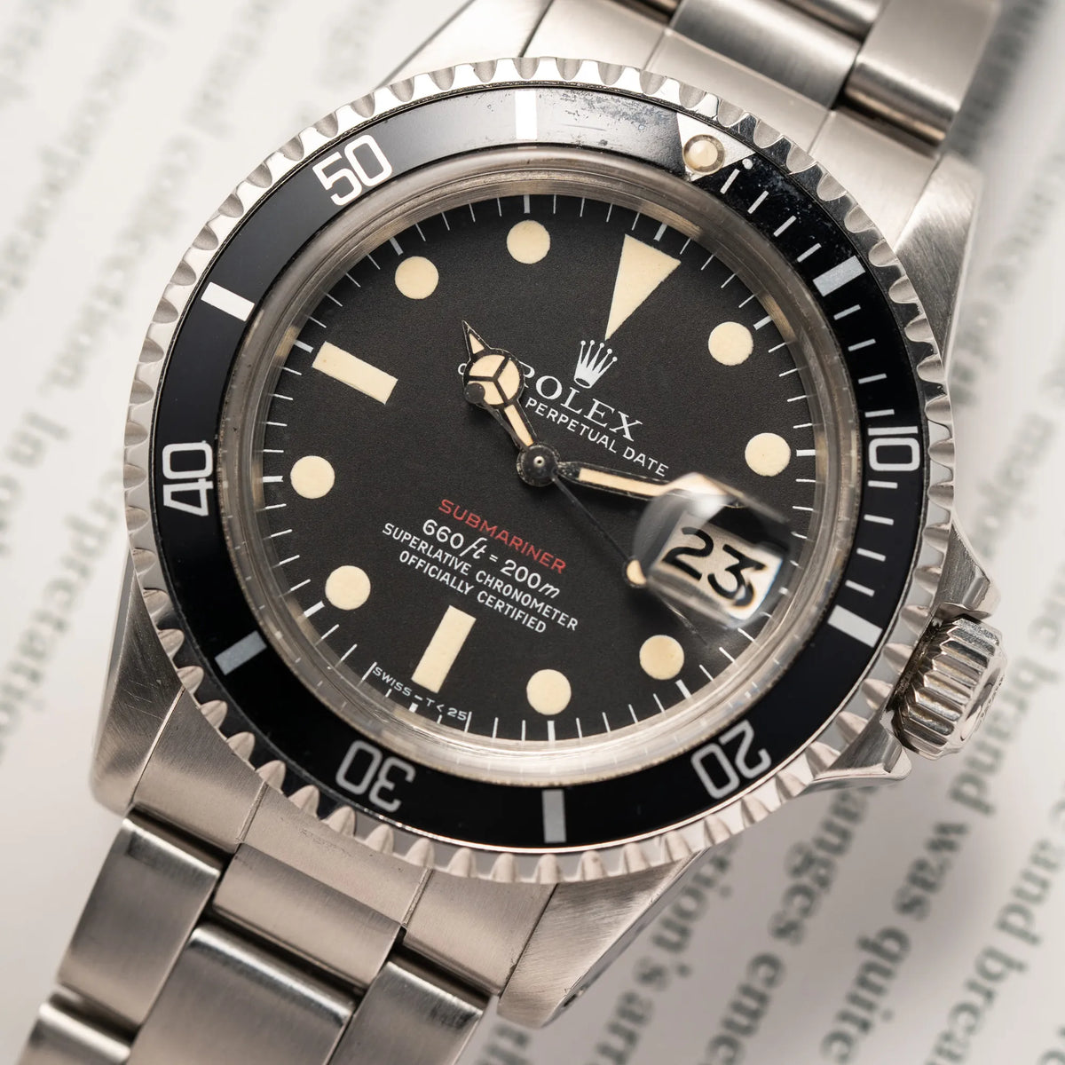 Detailaufnahme der Rolex Submariner Date 1680 mit dem Submariner Red Schriftzug auf dem Mark V Zifferblatt mit schöner gleichmäßiger Patina bei den Zeigern und Indizes