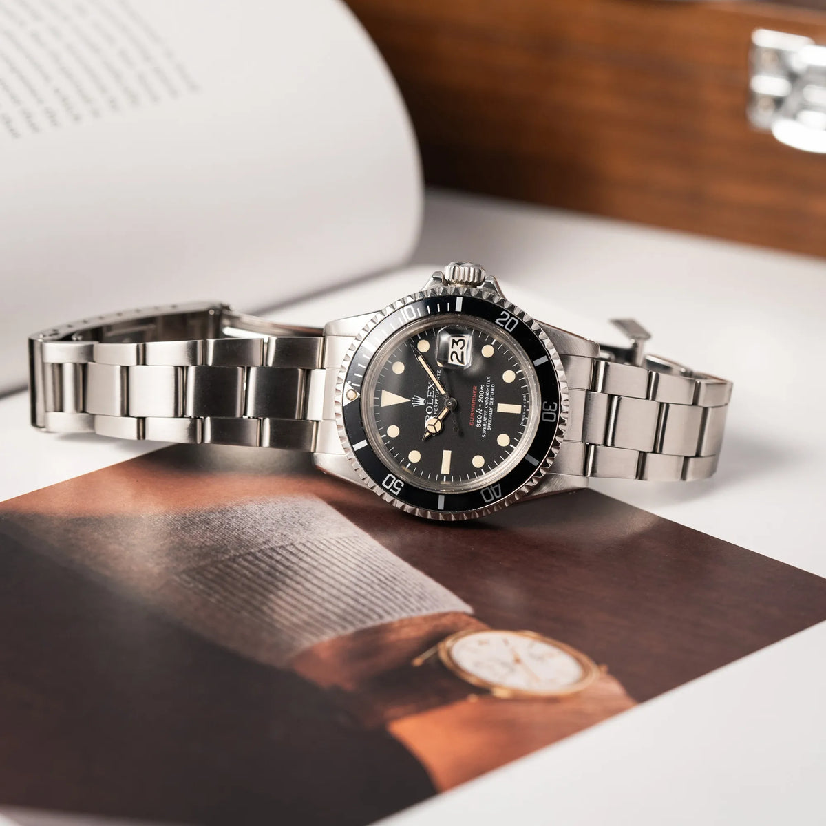 Rolex Submariner Date 1680 mit dem Submariner Red Schriftzug auf dem Mark V Zifferblatt mit schöner gleichmäßiger Patina bei den Zeigern und Indizes mit geöffneter Faltschliesse