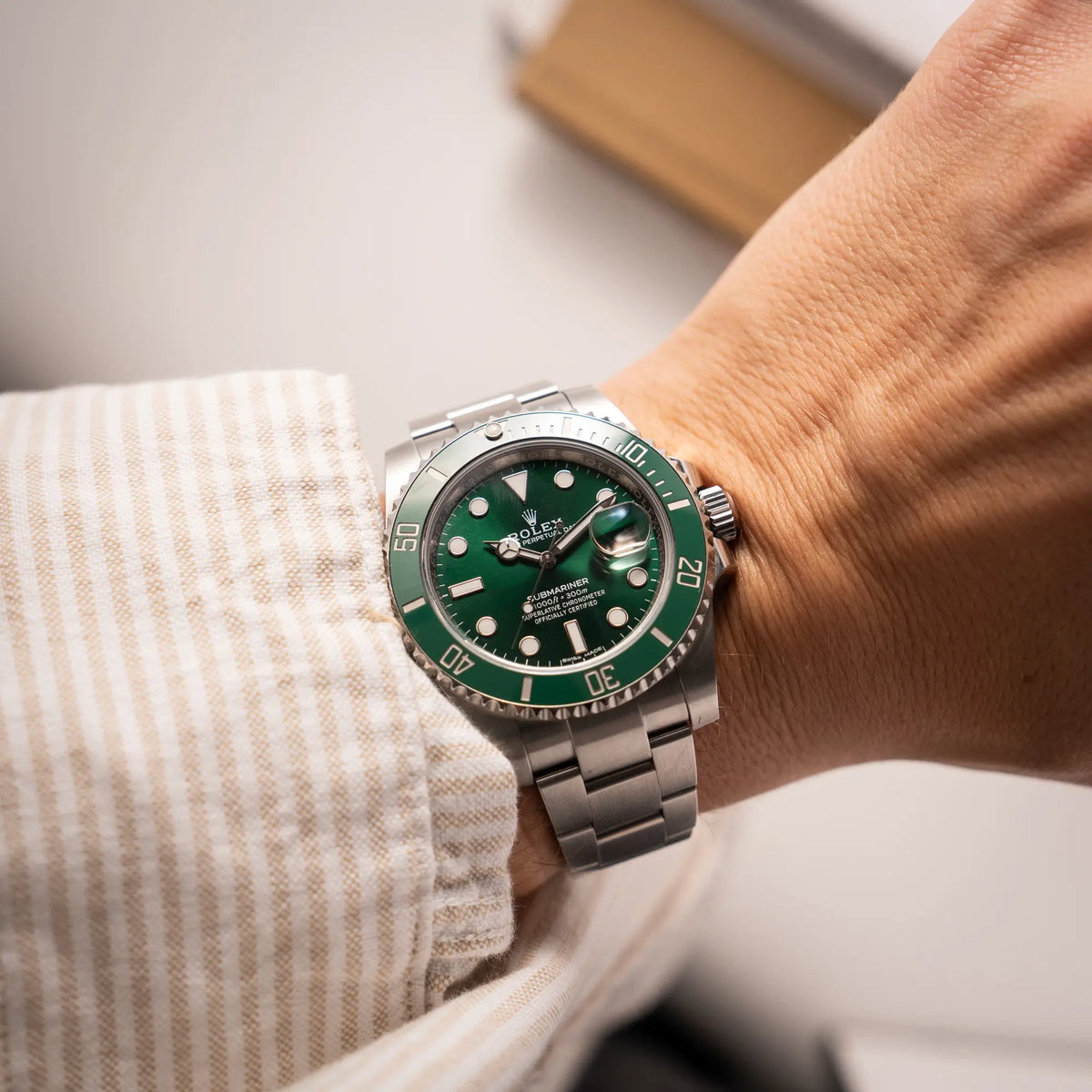 Wristshot mit der Rolex Submariner Date 116610LV, Nickname "HULK", mit dem grünen Zifferblatt und der grünen Keramik-Lünette, an dem klassischen Oyster-Stahl-Armband