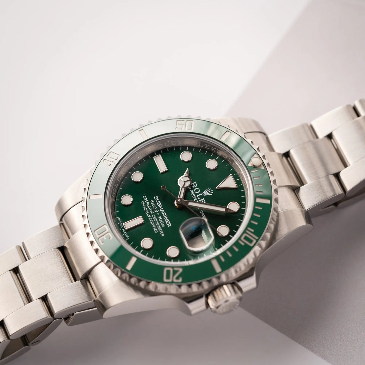 Produktfotografie als Titelbild für die Rolex Submariner Date 116610LV, Nickname "HULK", mit dem grünen Zifferblatt und der grünen Keramik-Lünette, an dem klassischen Oyster-Stahl-Armband