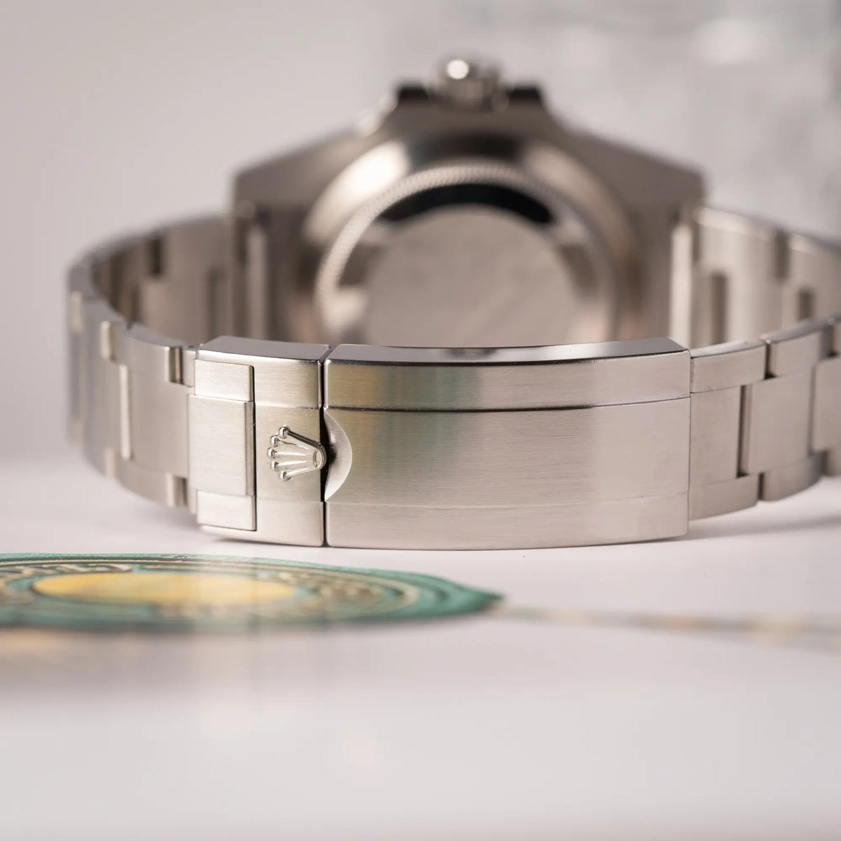 Detailaufnahme der Oyster-Faltschliesse der Rolex Submariner Date 116610LV, Nickname "HULK", mit dem grünen Zifferblatt und der grünen Keramik-Lünette, an dem klassischen Oyster-Stahl-Armband