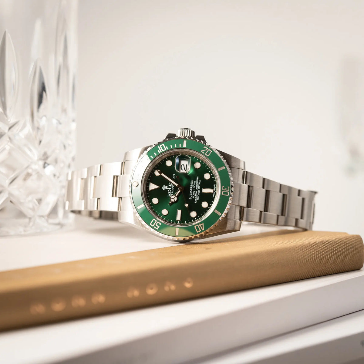 Produktfotografie der Rolex Submariner Date 116610LV mit dem Nickname "Hulk" mit grünem Zifferblatt und grüner Lünette in einem sehr guten Zustand