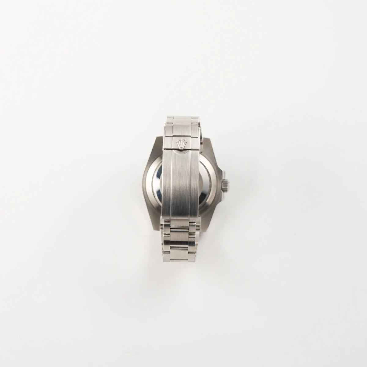 Blick auf die Oyster-Stahl-Faltschliesse der Rolex Submariner Date 116610LV mit dem Nickname "Hulk" mit grünem Zifferblatt und grüner Lünette in einem sehr guten Zustand