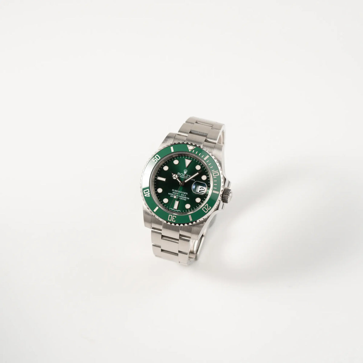 Leicht schräge Ansicht der Rolex Submariner Date 116610LV mit dem Nickname "Hulk" mit grünem Zifferblatt und grüner Lünette in einem sehr guten Zustand