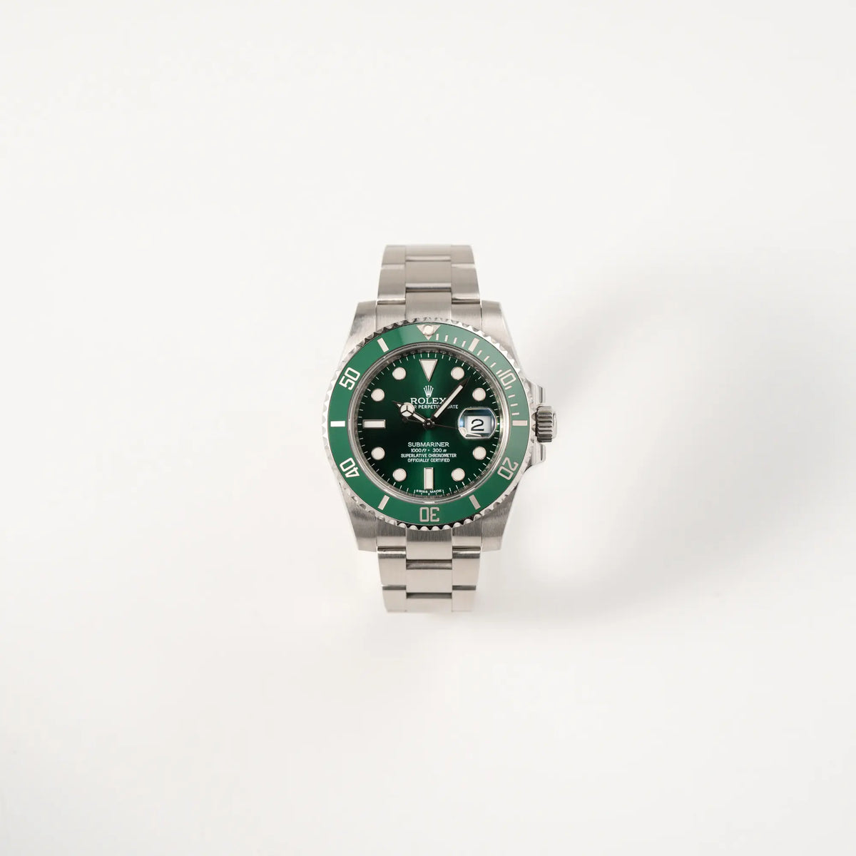 Frontale Ansicht die Rolex Submariner Date 116610LV mit dem Nickname "Hulk" mit grünem Zifferblatt und grüner Lünette in einem sehr guten Zustand