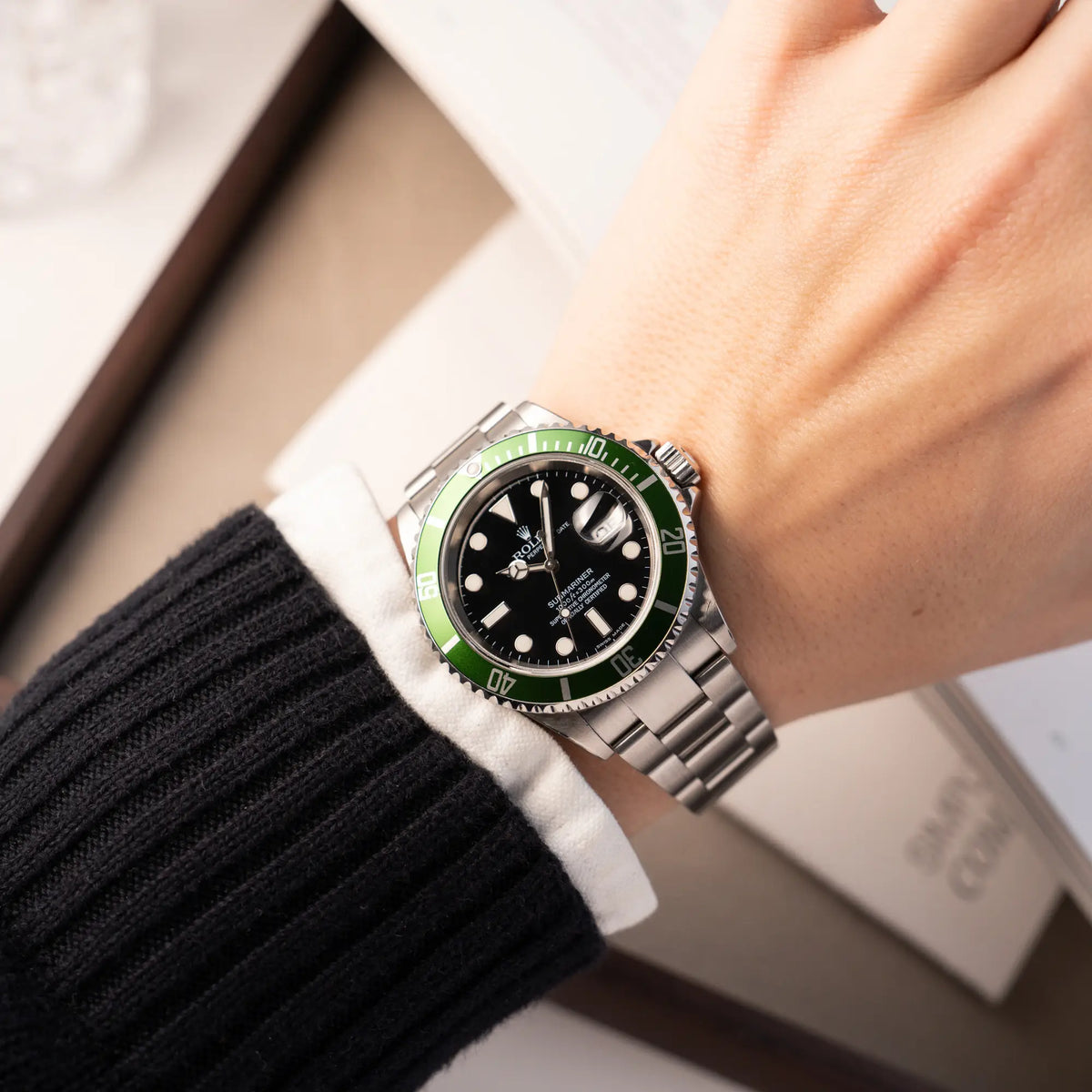 Wristshot mit der Rolex Submariner Date 16610LV "Kermit" mit der schwarzem Zifferblatt und der grünen Aluminium-Lünette