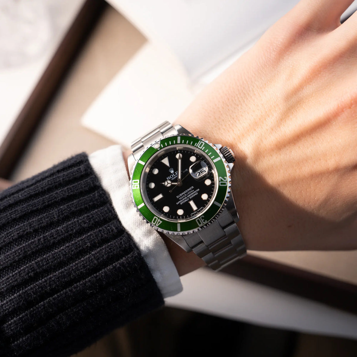 Wristshot mit der Rolex Submariner Date 16610LV "Kermit" mit der schwarzem Zifferblatt und der grünen Aluminium-Lünette