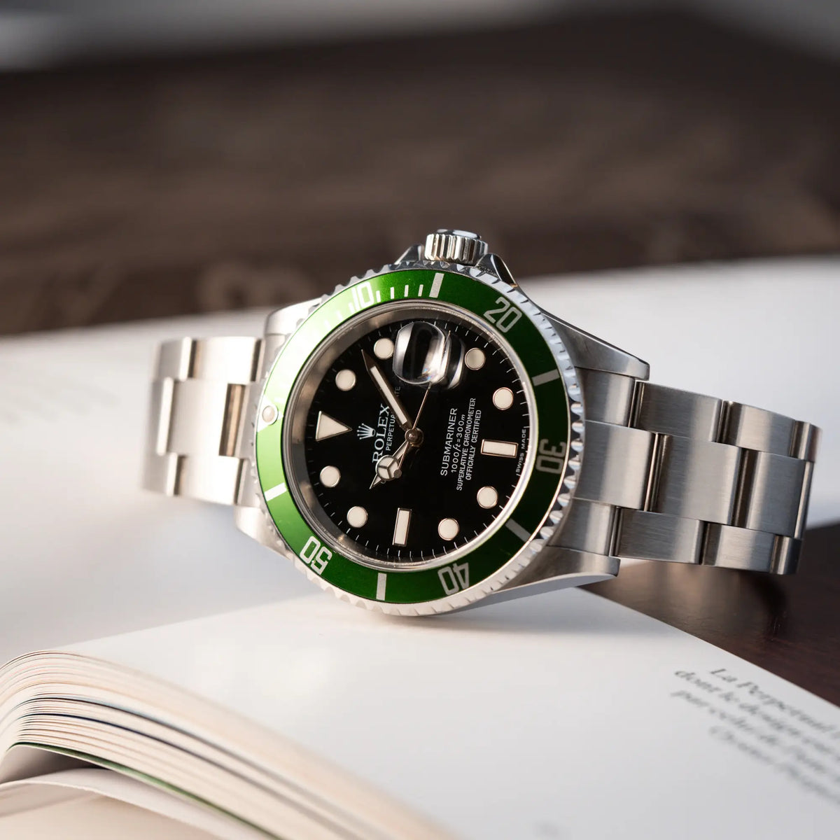 Produktfotografie der Rolex Submariner Date 16610LV "Kermit" mit der schwarzem Zifferblatt und der grünen Aluminium-Lünette
