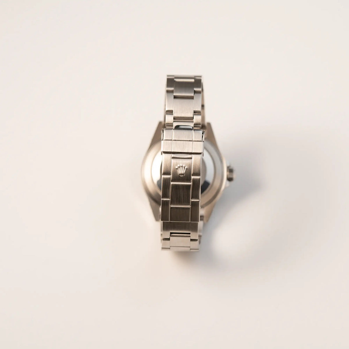 Blick auf das Oyster-Stahlband der Rolex Submariner Date 16610LV "Kermit" mit der schwarzem Zifferblatt und der grünen Aluminium-Lünette