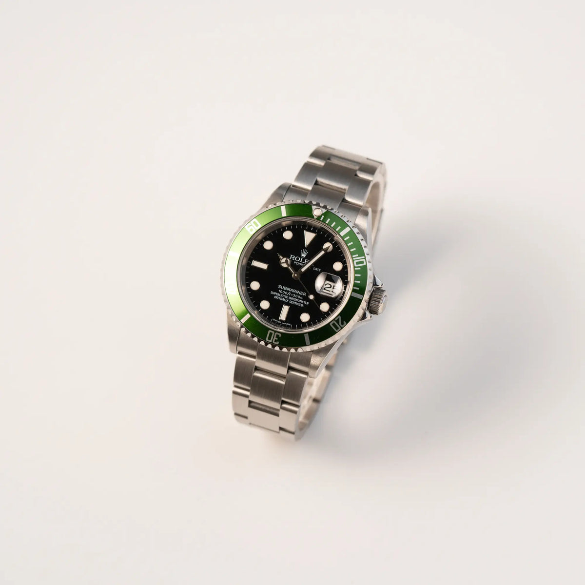 Leicht schräge Ansicht der Rolex Submariner Date 16610LV "Kermit" mit der schwarzem Zifferblatt und der grünen Aluminium-Lünette