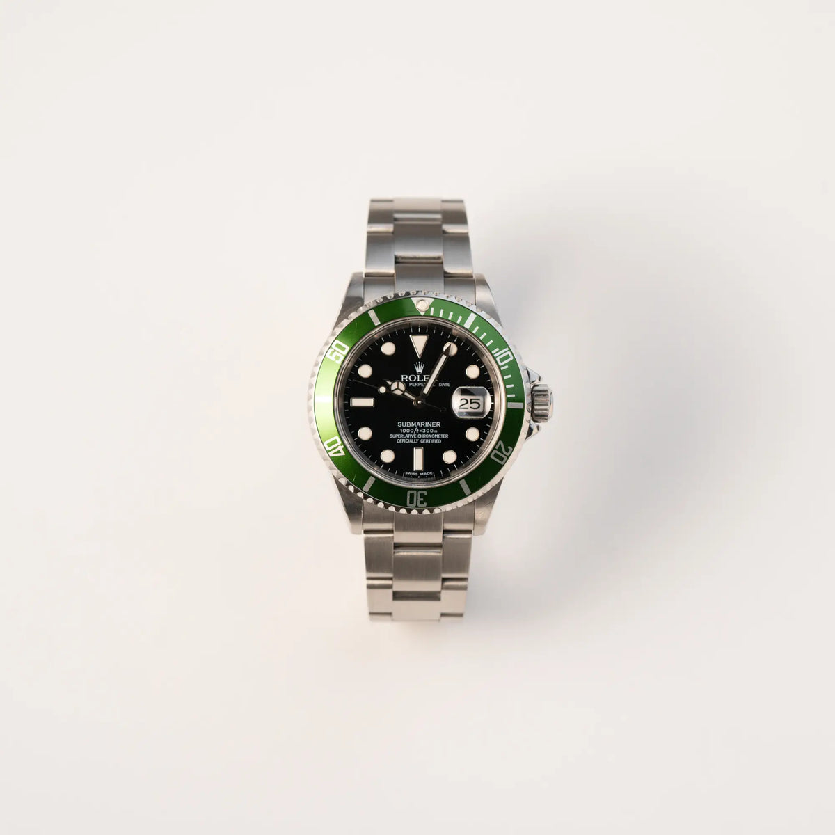 Frontale Ansicht Rolex Submariner Date 16610LV "Kermit" mit der schwarzem Zifferblatt und der grünen Aluminium-Lünette