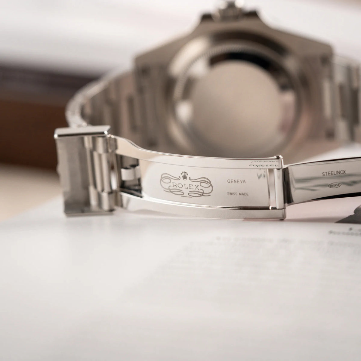 Detailaufnahme der Schriftzüge/Stempel im Inneren der Oyster-Faltschliesse von der Rolex Submariner Date Starbucks 126610LV mit schwarzem Zifferblatt und grüner Cerachrom-Lünette