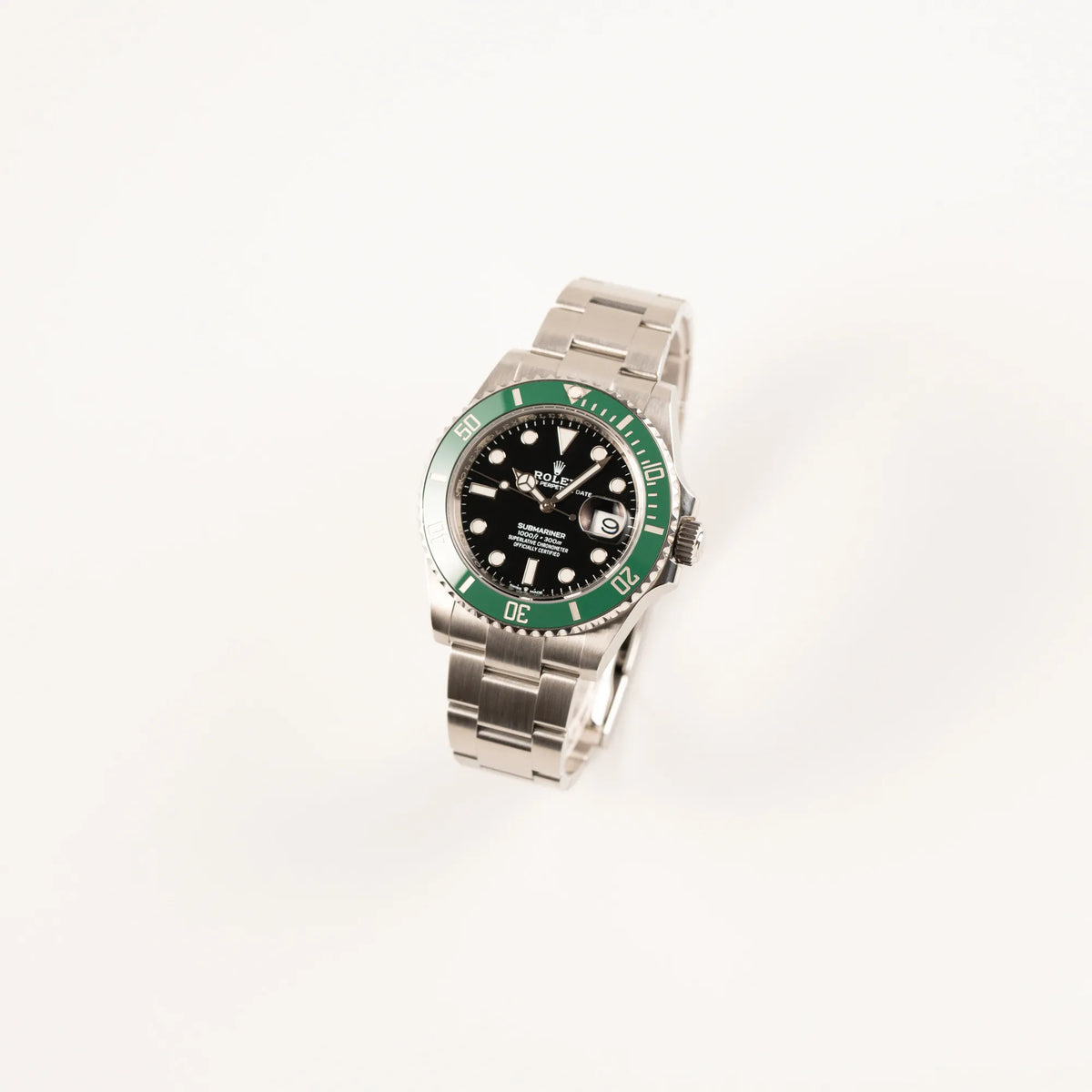 Leicht schräge Ansicht der Rolex Submariner Date Starbucks 126610LV mit schwarzem Zifferblatt und grüner Cerachrom-Lünette