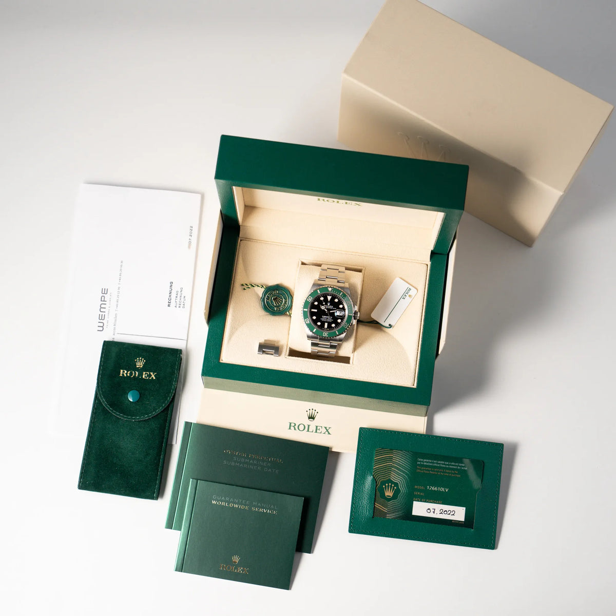 Rolex Submariner Date Starbucks der Referenz 126610LV im 41mm Oyster-Case mit der typischen grünen Keramik-Lünette zusammen mit dem Lieferumfang, bestehend aus Box mit Umkarton, Booklets, Reise-Etui, Booklets, Erstkaufrechnung und originaler Garantiekarte