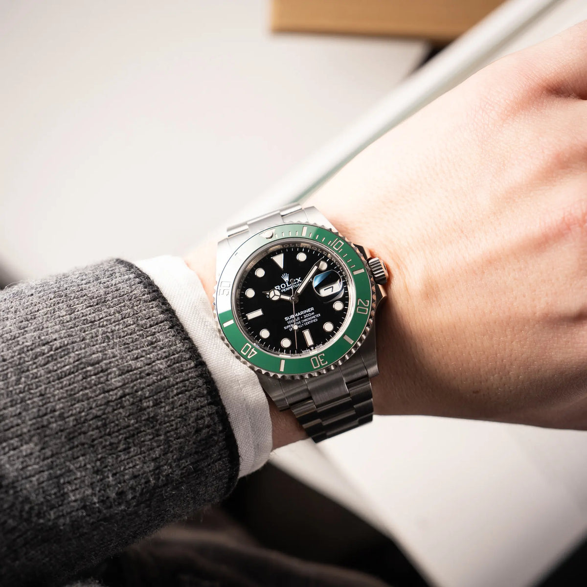 Wristshot mit der Rolex Submariner Date Starbucks der Referenz 126610LV im 41mm Oyster-Case mit der typischen grünen Keramik-Lünette